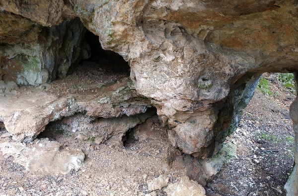 L'ingresso alla grotta di El Mazo