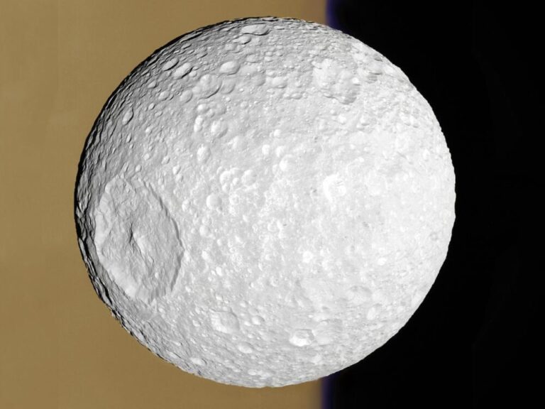 Mimas_vista_da_Cassini